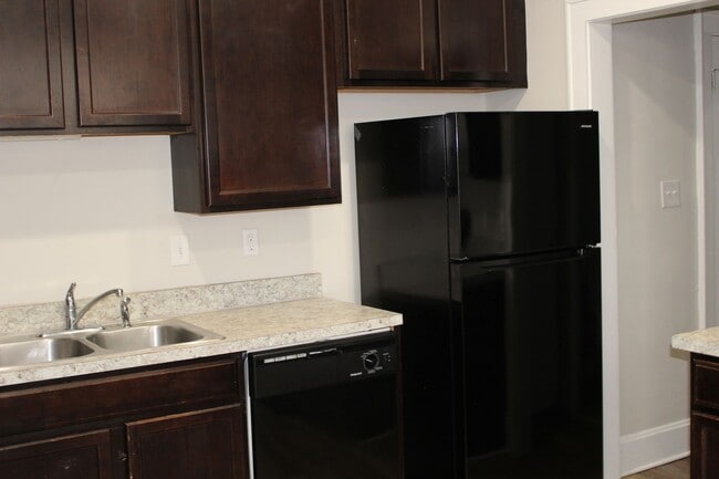 Building Photo - 3 bedroom 2 bath
