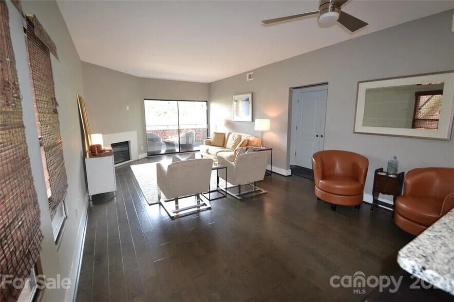 Building Photo - Room in Apartment on N Poplar St