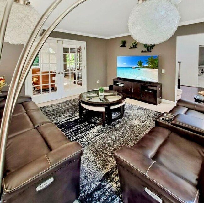 Building Photo - Amazing 5 BR/3.5 BA Single-Family Home in ...