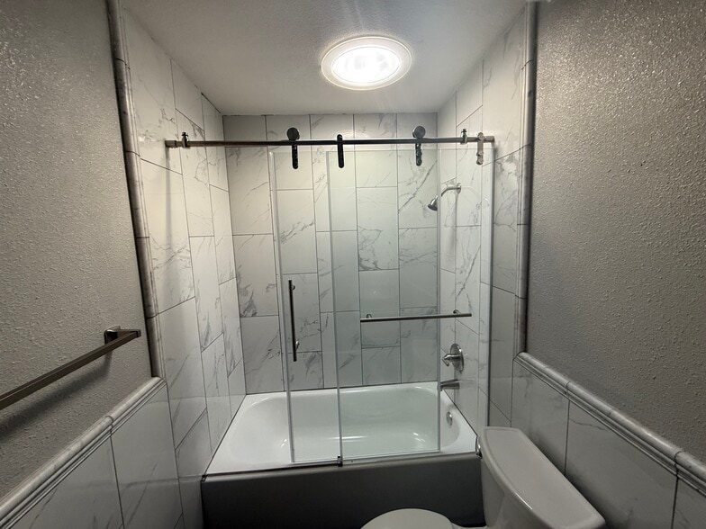 2739 Modern Bath - 2739 Wilson Ave