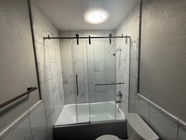 2739 Modern Bath - 2739 Wilson Ave