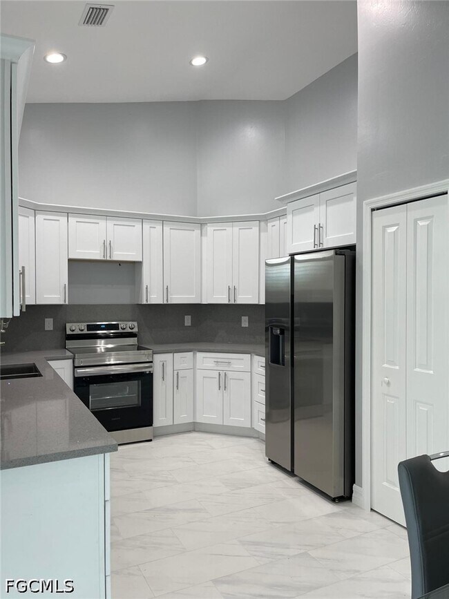 Building Photo - 132 SW 9th Ave