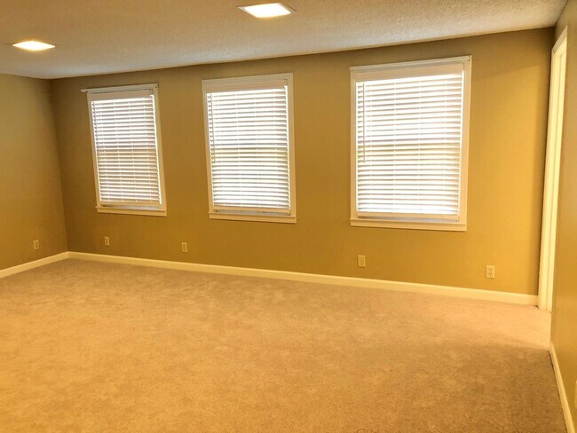 Building Photo - 721 Kendall Dr