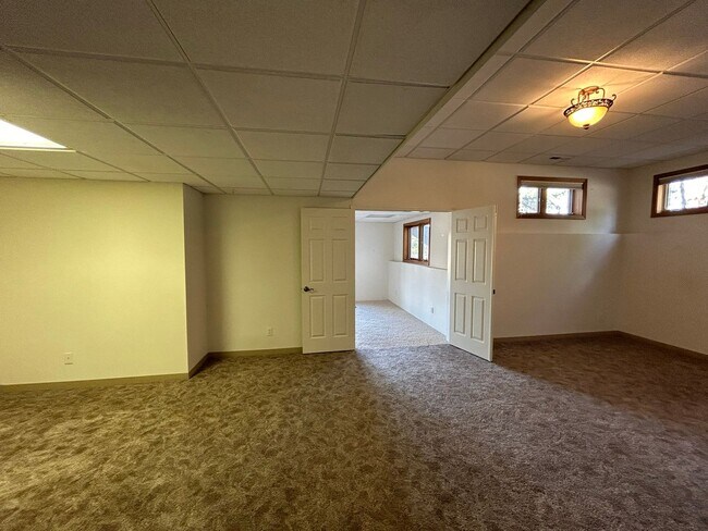 Building Photo - Spacious Daylight Apartment in Hamilton