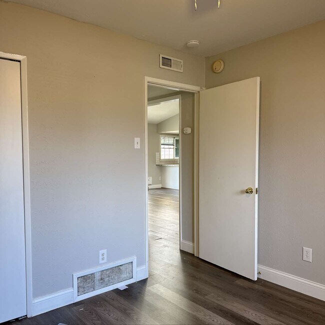 Building Photo - 422 Woodmere Dr