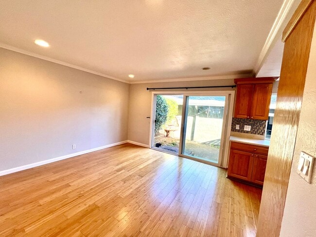 Building Photo - Recently Redone Danville 3Bed/2.5BA Two St...