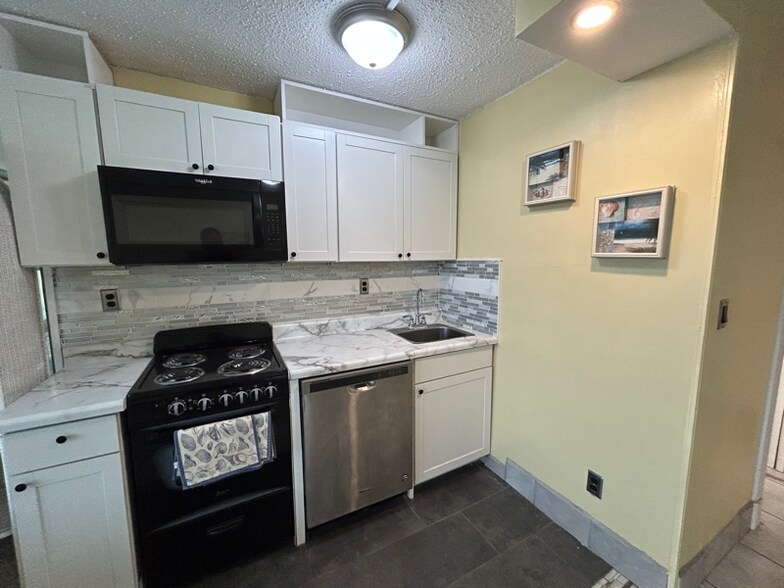Building Photo - 8817 Thomas Dr