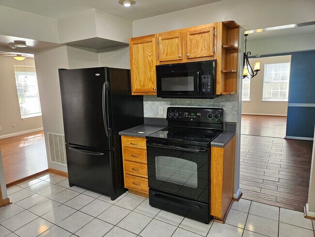 Building Photo - Oak Springs