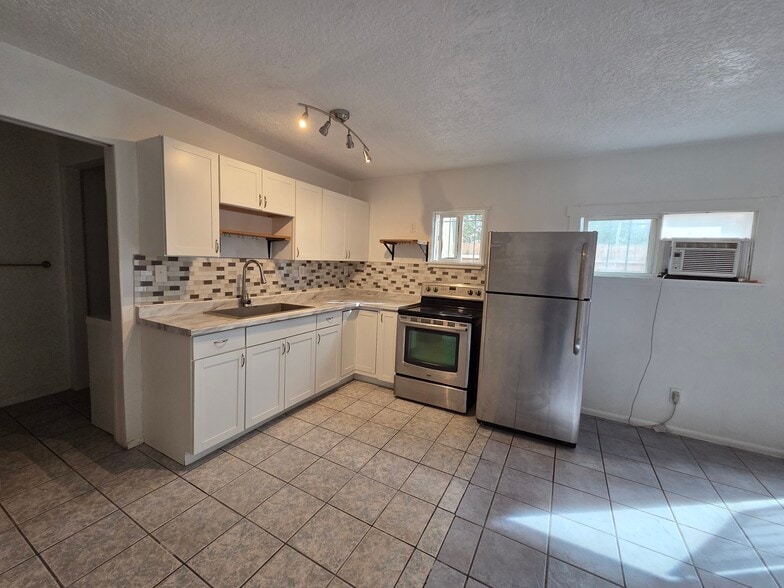 Building Photo - 621 Edith Blvd SE