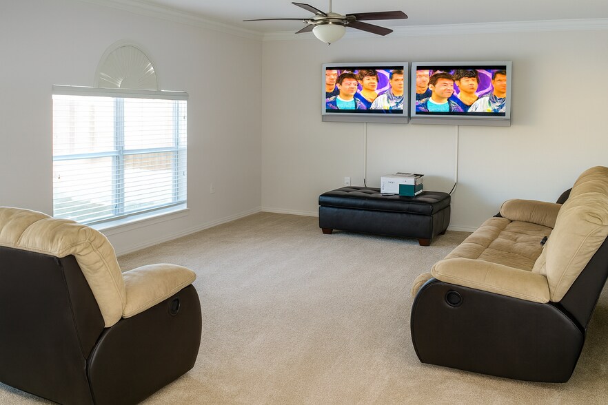 Family Room - 981 SW McElroy Ave