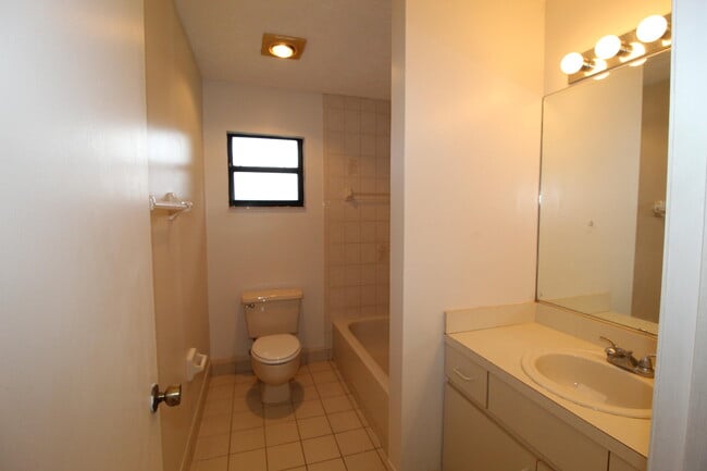 Building Photo - 2237 SE Gaslight St