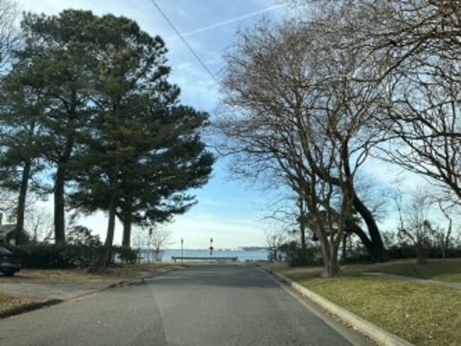 Building Photo - Larchmont