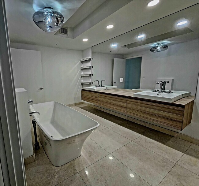 Building Photo - 17301 Biscayne Blvd