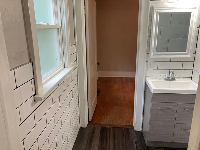Building Photo - 3 bed 1 bath home for rent