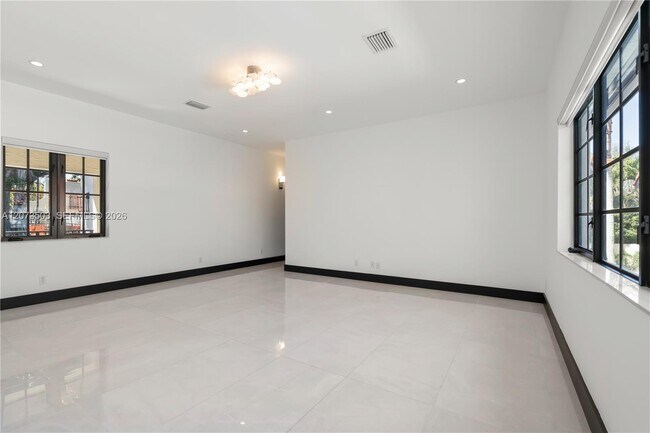Building Photo - 519 Alhambra Cir