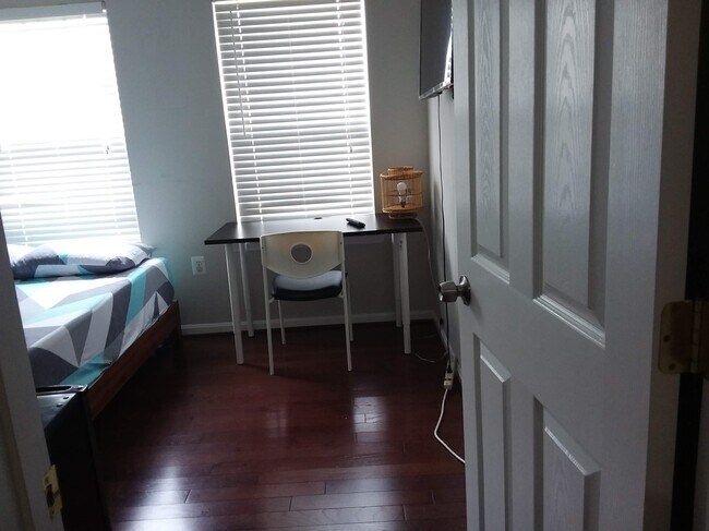 Building Photo - 835 Ferndale Ter NE