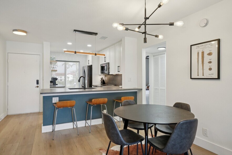 Building Photo - 6277 Bahia del Mar Blvd