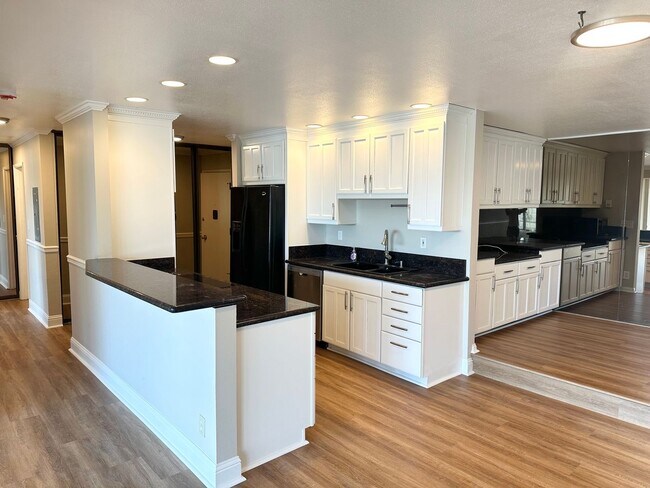 Building Photo - 2-bed, 2-bath Condo with Sweeping Views of City and Space Needle!