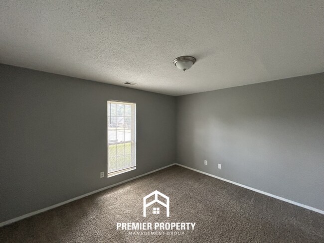 Building Photo - Massive 5BR/3BA Estate in 38125 | 2,700+ SQ FT, Vaulted Ceilings & Tile Floors