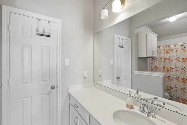 Building Photo - 515 Round Lake Dr