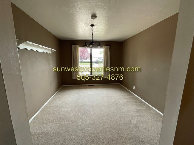 Building Photo - 4 Bedroom, 2 Bathroom House with Fenced Ba...