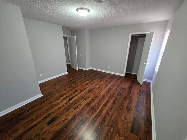 Building Photo - 204 Greenlaw Ave
