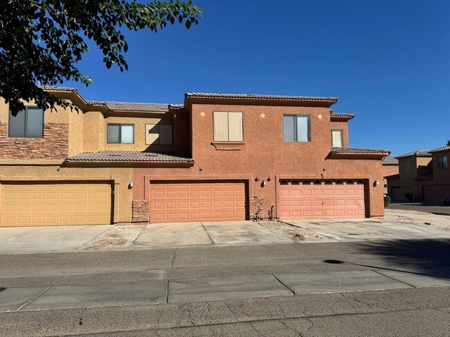 Building Photo - Modern Remodeled Condo with 3 Ensuite Bedr...