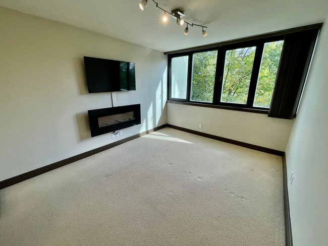 Building Photo - Modern 2-Bed, 2-Bath Downtown Condo with P...