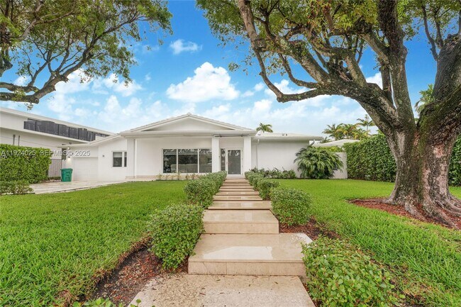 Building Photo - 801 NE 76th St