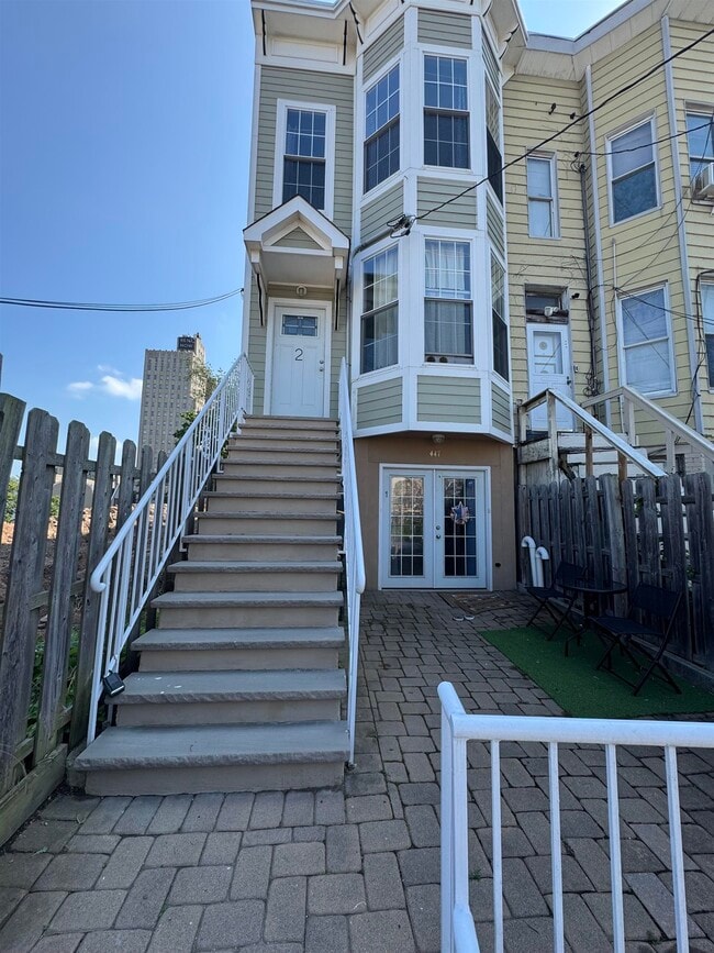 Building Photo - 447 Mercer St