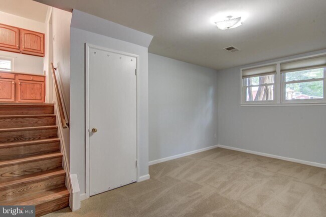 Building Photo - 8120 Drayton Ln