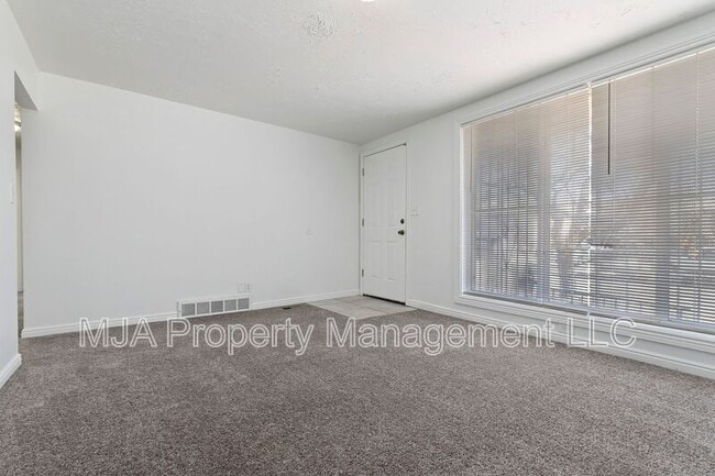 Building Photo - 443 Dorothea Way