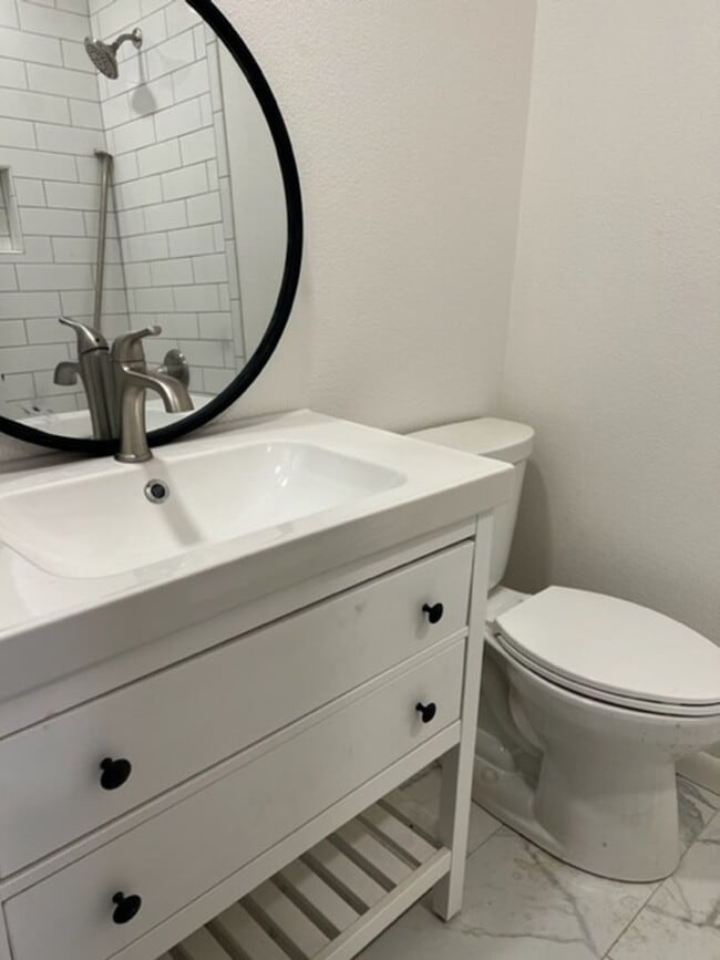 Building Photo - 4 BEDROOM HOME IN SKYWAY!!