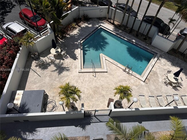 Building Photo - 2715 Tigertail Ave