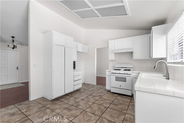 Building Photo - 1232 Kings Rd