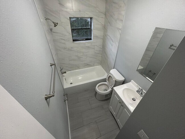 Building Photo - Spacious 5 Bedroom Home forRent in Tampa