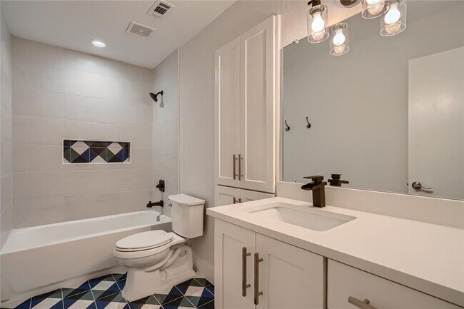 Building Photo - 6204 Shadow Valley Dr