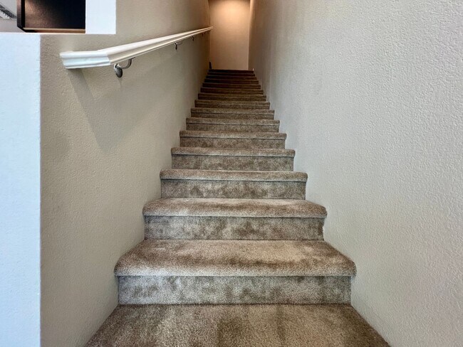 Building Photo - Modern 2-Bedroom Townhome Near Allegiant S...