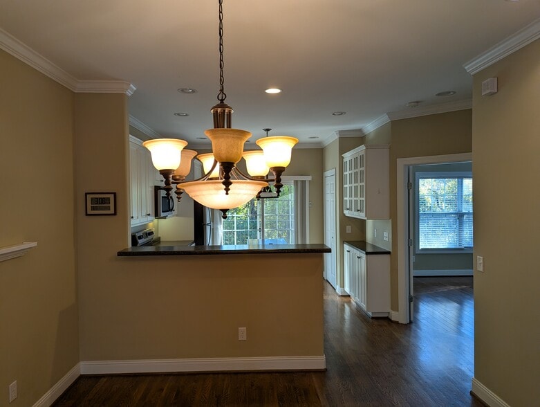 Building Photo - 160 Saint James Pl