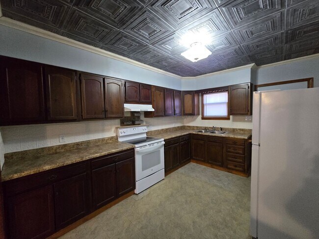 Building Photo - 2-bedroom Bungalow with Spacious Kitchen, Large Covered Porch and Large Garage