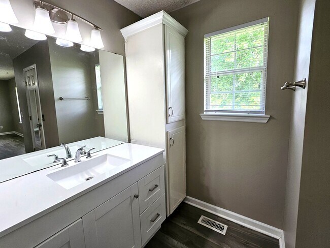 Building Photo - Spacious 4 Bedroom 2.5 bath in Hixson, TN 37343