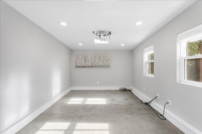 Building Photo - 1434 Paru St