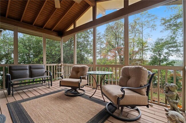 Building Photo - 4040 Summit Dr