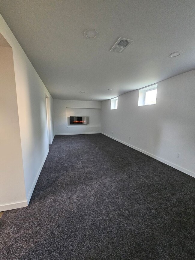Building Photo - Newly Remodeled Home