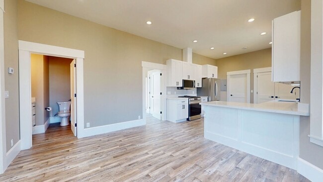 Building Photo - Stunning 2 Bedroom Upstairs Unit In Oaklan...