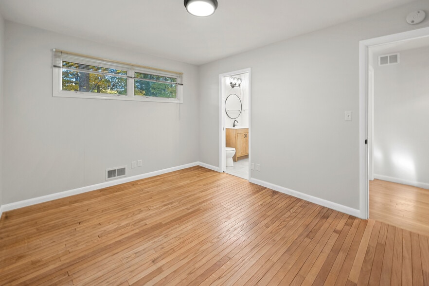 Building Photo - 1527 Summit Dr