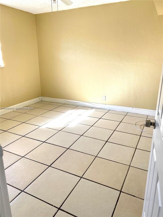 Building Photo - 624 SW 16th Ave