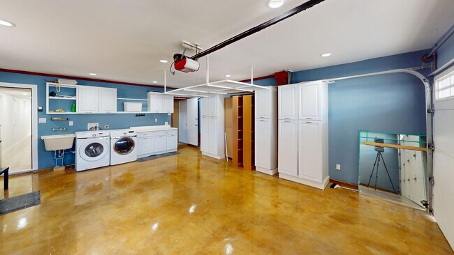 Building Photo - 325 E Ave