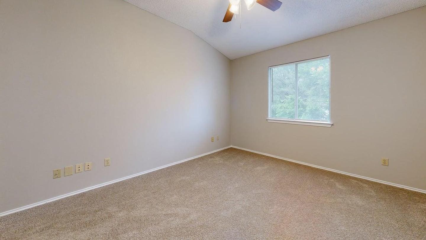 Building Photo - 406 Oakcrest Dr