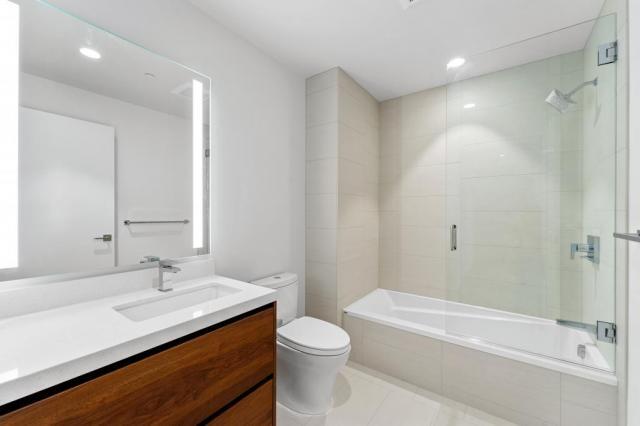 Building Photo - 2 bedroom in Bellevue WA 98004